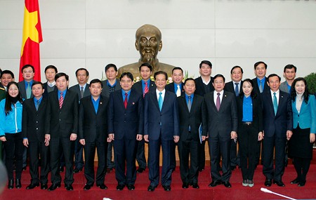 Thủ tướng Chính phủ Nguyễn Tấn Dũng chụp ảnh lưu niệm với Trung ương Đoàn TNCS Hồ Chí Minh. Ảnh: VGP/Nhật Bắc